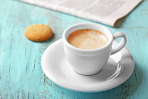 Tasse Kaffee auf farbigem Holzhintergrund — Stockfoto