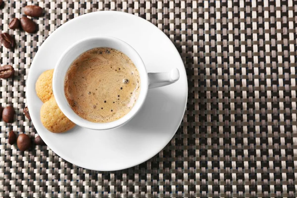 Csésze kávé sötét háttér — Stock Fotó