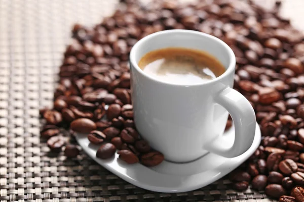 Tazza di caffè e chicchi di caffè su sfondo scuro — Foto Stock