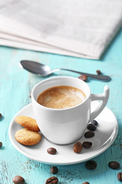 Tazza di caffè su sfondo di legno a colori — Foto Stock