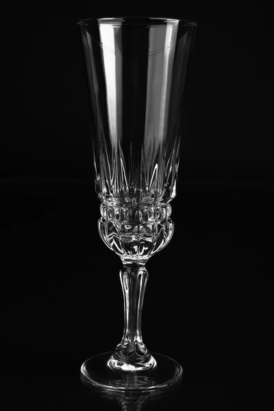 Üres üveg pezsgővel, a fekete háttér — Stock Fotó