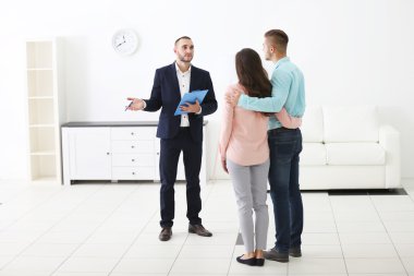 Emlakçı ile mutlu aile