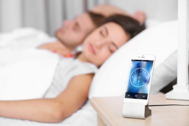 Mutlu çift mobil çalar saat ile uyanma