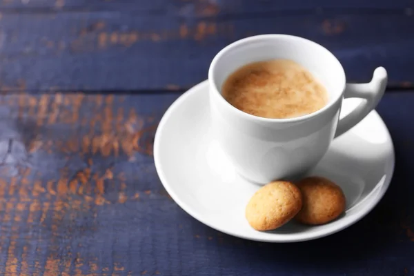 Tazza di caffè su sfondo tavolo di legno — Foto Stock