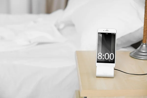 Smart telefon på nattduksbordet — Stockfoto