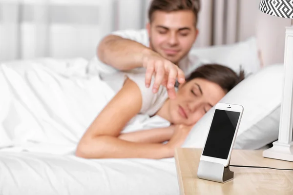 Feliz pareja despertando — Foto de Stock