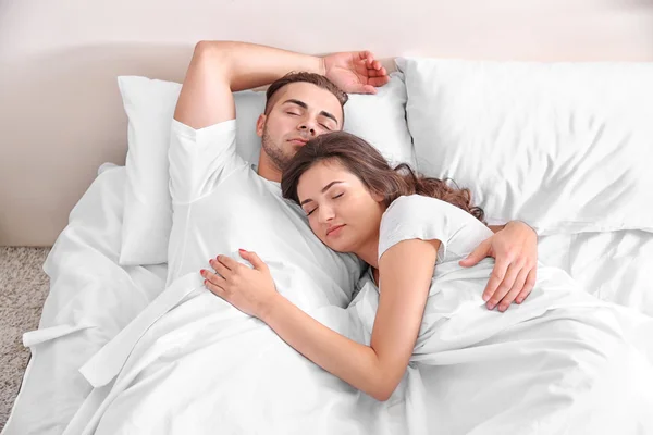 Glückliches Paar schläft ein — Stockfoto