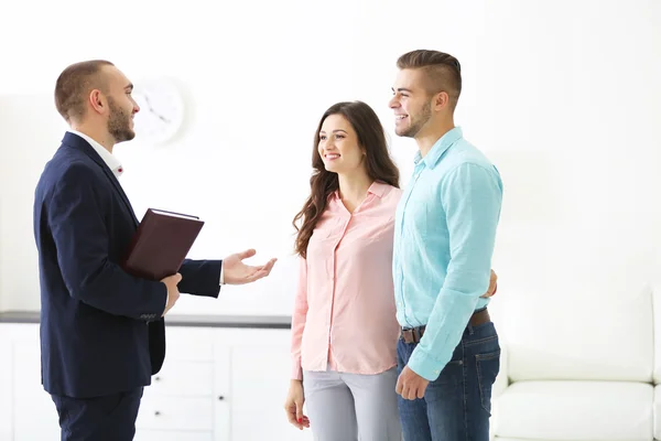 Familia feliz con agente inmobiliario —  Fotos de Stock