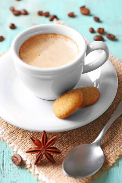 Taza de café sobre fondo de mesa de madera — Foto de Stock