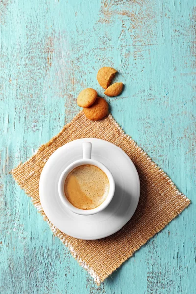 Cup kaffe på färg trä bakgrund — Stockfoto