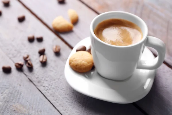 Taza de café sobre fondo de mesa de madera — Foto de Stock