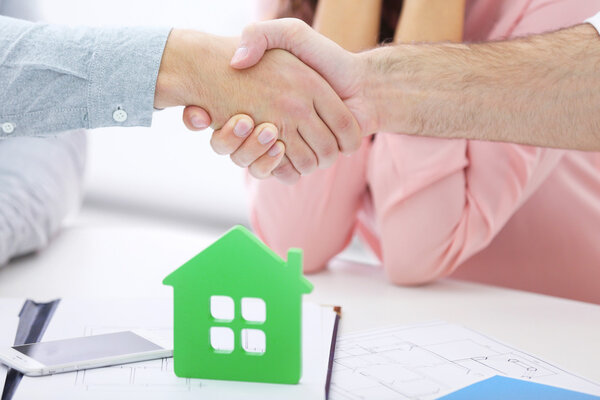 Агент по недвижимости с счастливой парой
