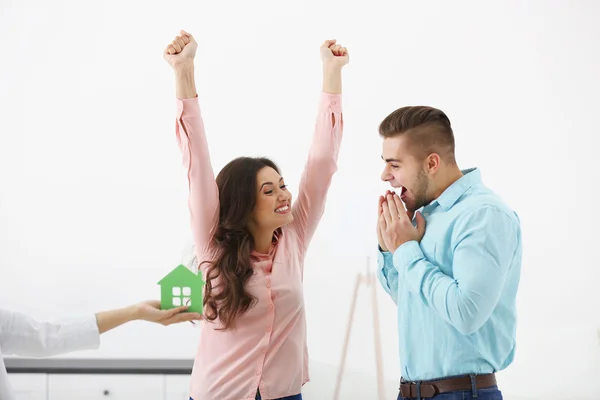 Model of house and couple — Stock Photo, Image