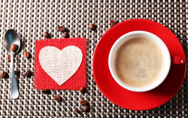 Tasse Kaffee auf dunklem Hintergrund — Stockfoto