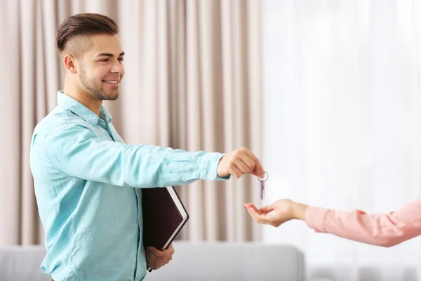 Vänlig manlig fastighetsmäklare — Stockfoto