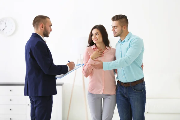 Happy family with estate agent — Stock Photo, Image