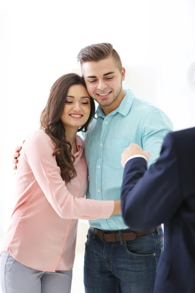 Estate agent giving keys to couple — Stock Photo, Image