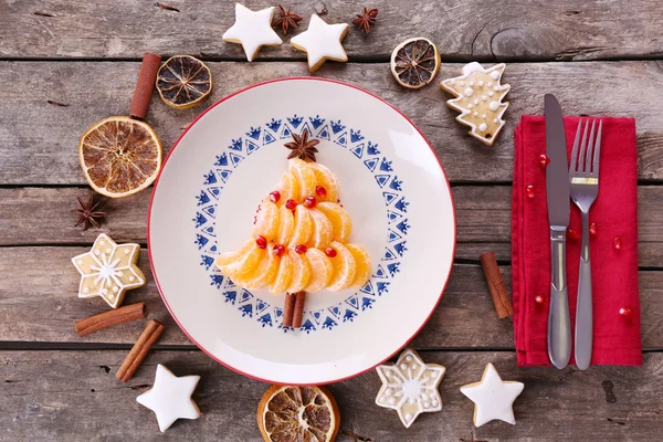 Fir kerstboom gemaakt van mandarijnen — Stockfoto