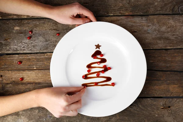 クリスマスのモミの木を作る女性は、チョコレートで作られました。 — ストック写真