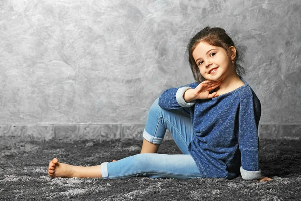 Retrato de menina criança de moda pouco — Fotografia de Stock