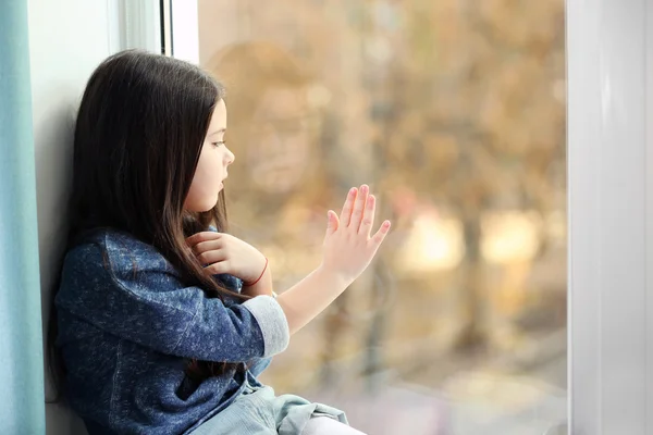 Little girl waiting for someone — Stock Photo, Image