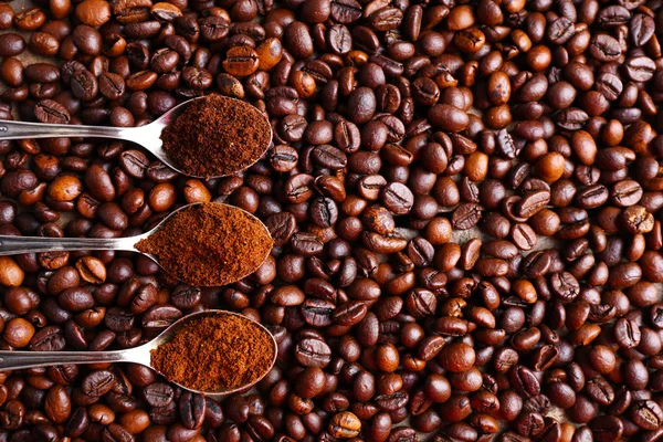 Lžíce s kávou na kávová zrna — Stock fotografie