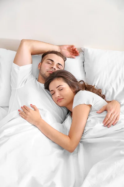 Gelukkige paar snoozing op bed — Stockfoto