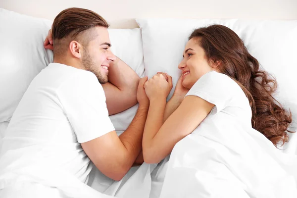 Casal feliz roncando na cama — Fotografia de Stock