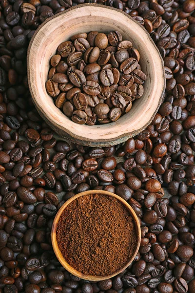 Koffie bonen in kommen — Stockfoto