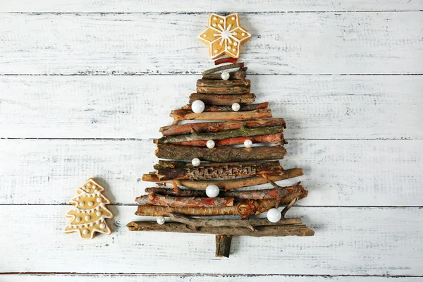 Χριστουγεννιάτικο δέντρο φτιαγμένο από ξύλινα κλάδους — Φωτογραφία Αρχείου