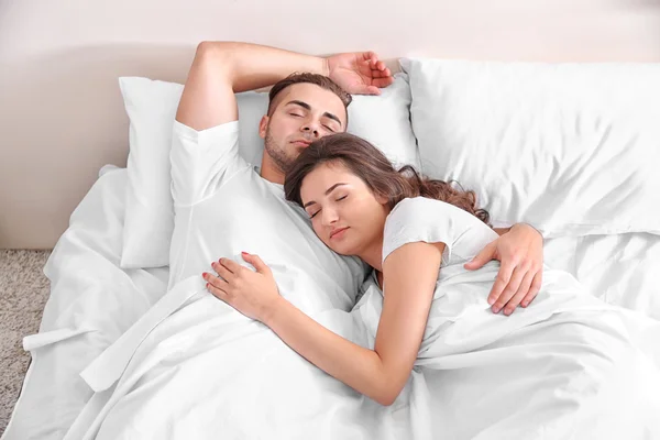 Gelukkige paar snoozing op bed — Stockfoto