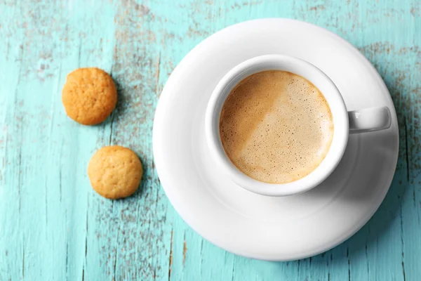 Xícara de café na cor de fundo de madeira — Fotografia de Stock