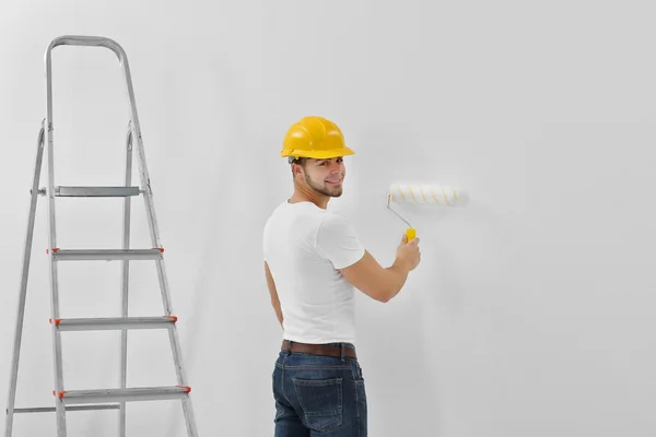 Trabajador renovando apartamento —  Fotos de Stock