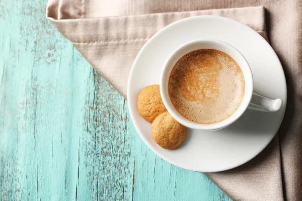 Tasse de café sur fond en bois couleur — Photo