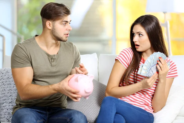 Pareja feliz con dinero de la caja de dinero — Foto de Stock