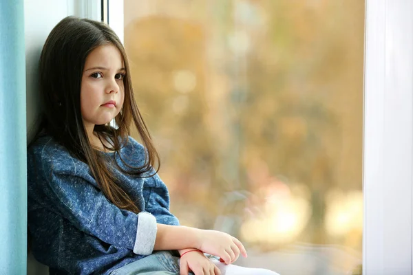 Menina esperando por alguém — Fotografia de Stock