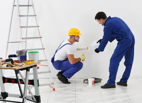 Werknemers vernieuwen appartement — Stockfoto