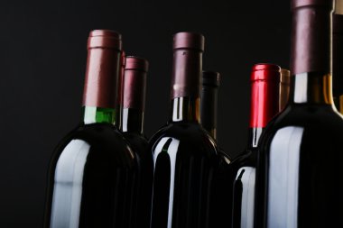 Şişe boyun koyu arka plan üzerinde şarap, yakın çekim