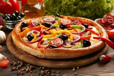 Lezzetli pizza ile sebze, ahşap masa, yakın çekim