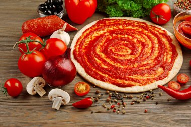 Ketçap ve pizza, tablo için malzemeler ile hamur olarak