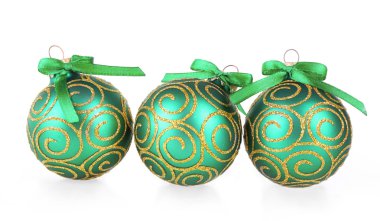 Yılbaşı topları beyazlar üzerinde izole. 