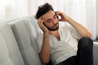 Genç adam kulaklık ile müzik dinler 