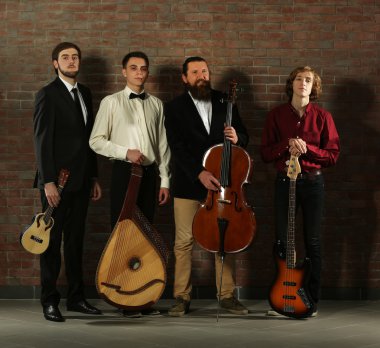Adam'ın müzikal grup üzerinde tuğla duvar arka plan stüdyo