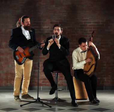 Adam'ın müzikal grup üzerinde tuğla duvar arka plan stüdyo