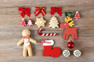 Noel dekorasyon koleksiyonu üzerinde ahşap masa Üstten Görünüm
