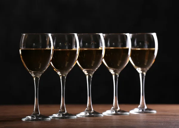 Mitad copas de vino llenas en una mesa — Foto de Stock