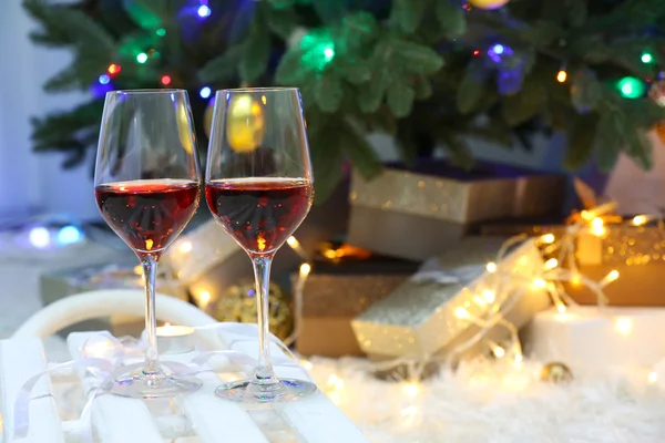 Dois copos de vinho no fundo decoração de Natal — Fotografia de Stock