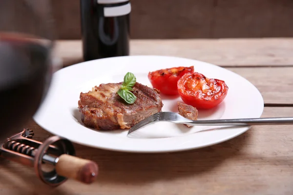 Filé de carne assada na placa, no fundo de madeira — Fotografia de Stock