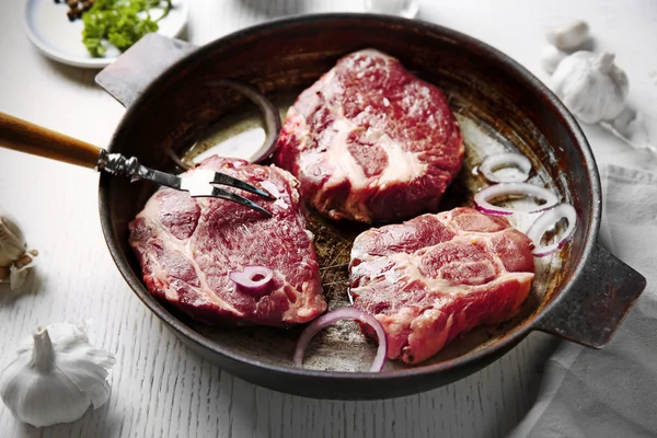 Filete de res de mármol en la sartén y especias en el fondo de madera de color — Foto de Stock