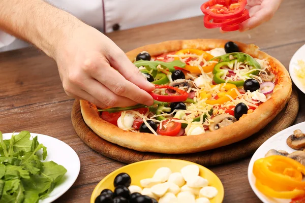 Cocinar haciendo deliciosa pizza en el restaurante, de cerca —  Fotos de Stock